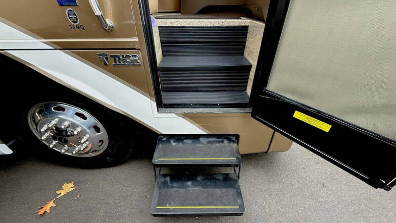 2017 Freightliner MH Chassis