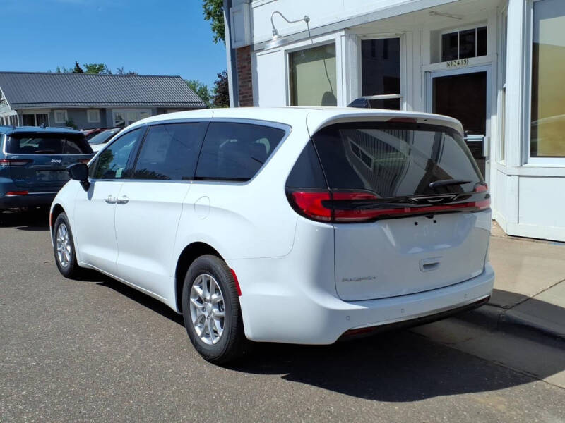 2027 Chrysler Pacifica Select