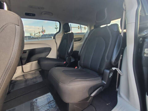 2022 Chrysler Voyager LX