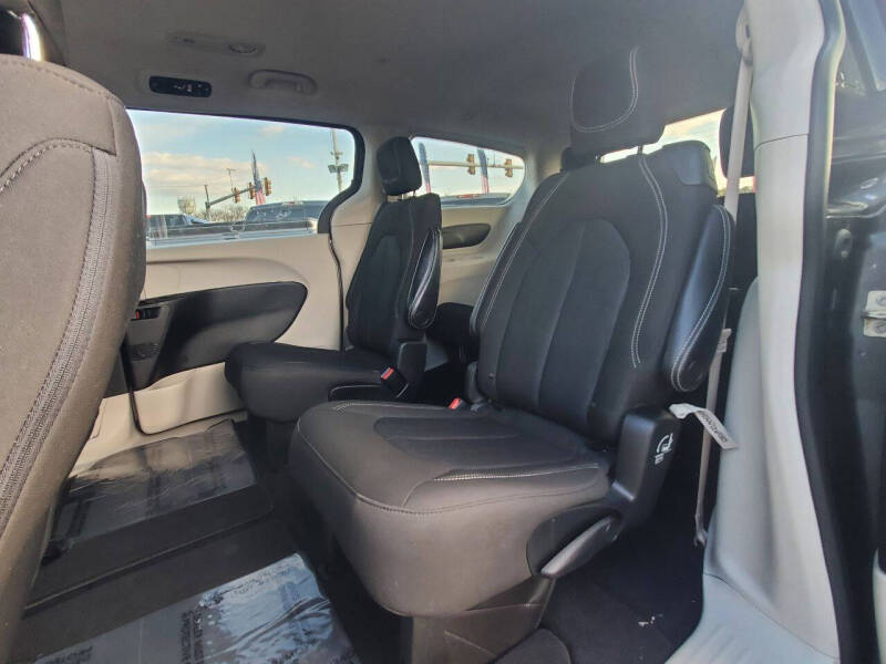 2022 Chrysler Voyager LX