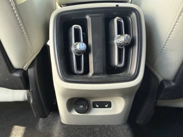 2022 Volvo XC40 T5 Momentum