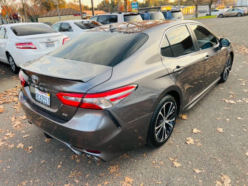 2019 Toyota Camry SE photo 3