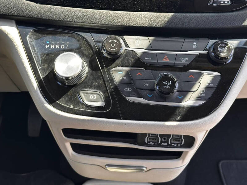 2023 Chrysler Voyager LX