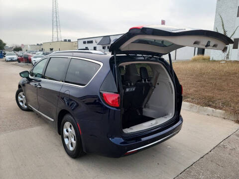 2017 Chrysler Pacifica Touring-L Plus