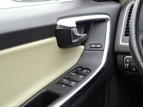 2016 Volvo XC60 T6 Drive-E R-Design Platinum