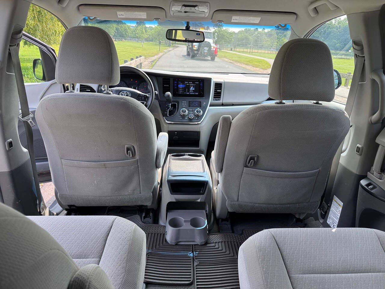 2017 Toyota Sienna 10