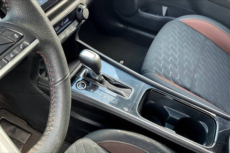 2022 Nissan Kicks SR