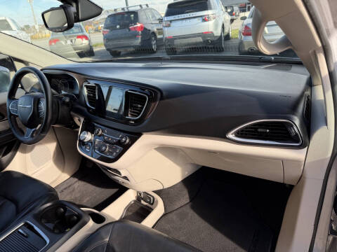 2017 Chrysler Pacifica Touring-L Plus