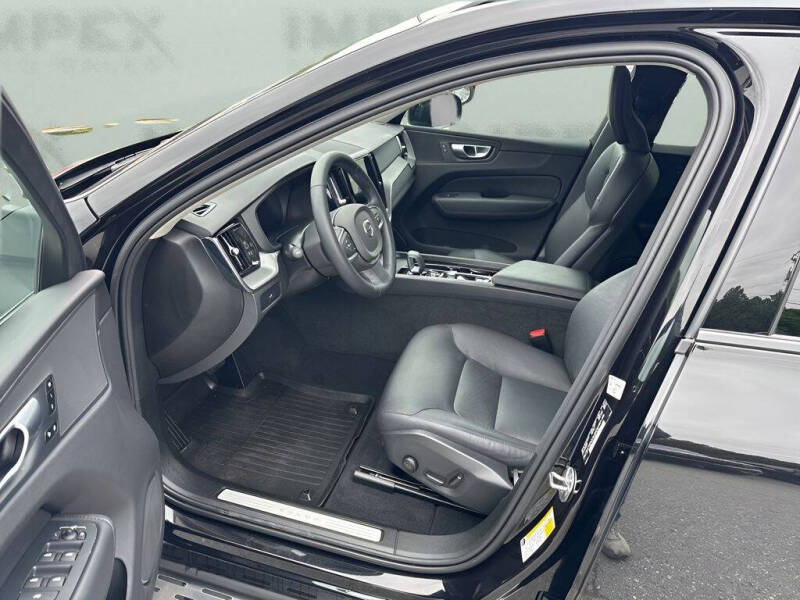 2024 Volvo XC60 B5 Core Dark Theme