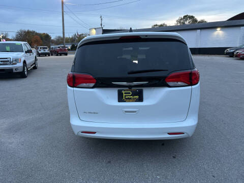 2024 Chrysler Voyager LX