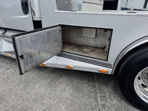 2005 Freightliner M2 106
