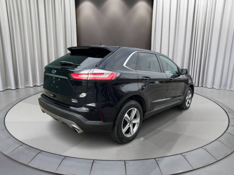 2019 Ford Edge SEL photo 3