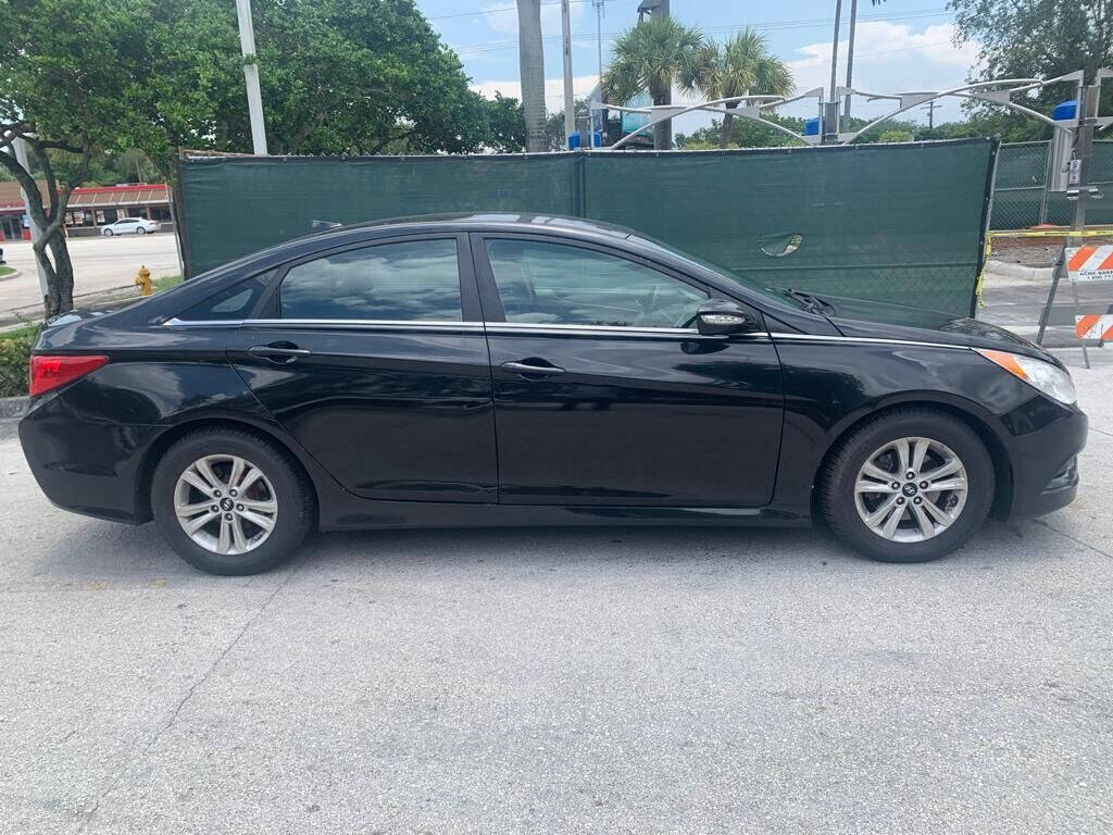 2014 Hyundai Sonata  - $8,900