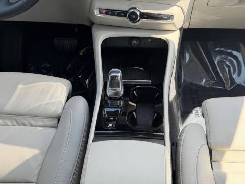 2023 Volvo XC40 B5 Ultimate Dark Theme