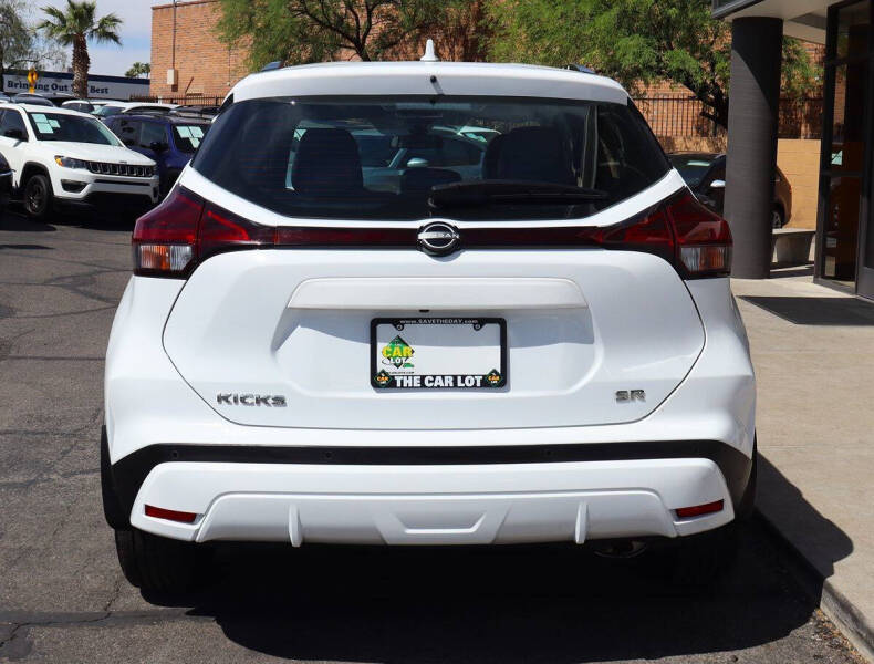 2023 Nissan Kicks SR