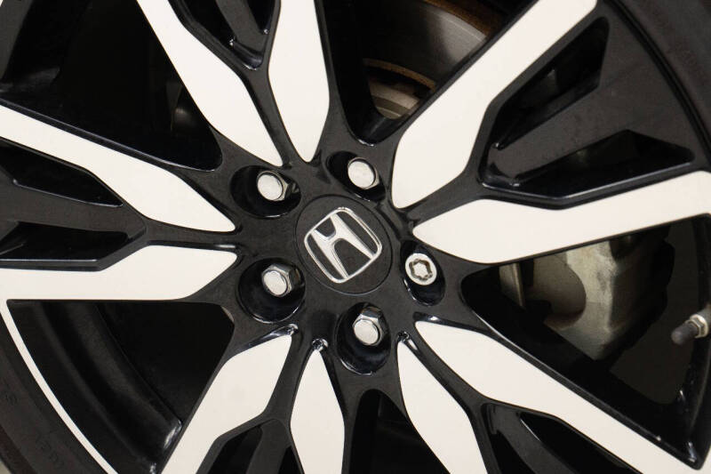 2019 Honda Pilot Touring w/Rear Captain's Chairs