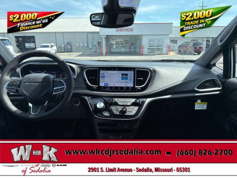 2027 Chrysler Pacifica Select