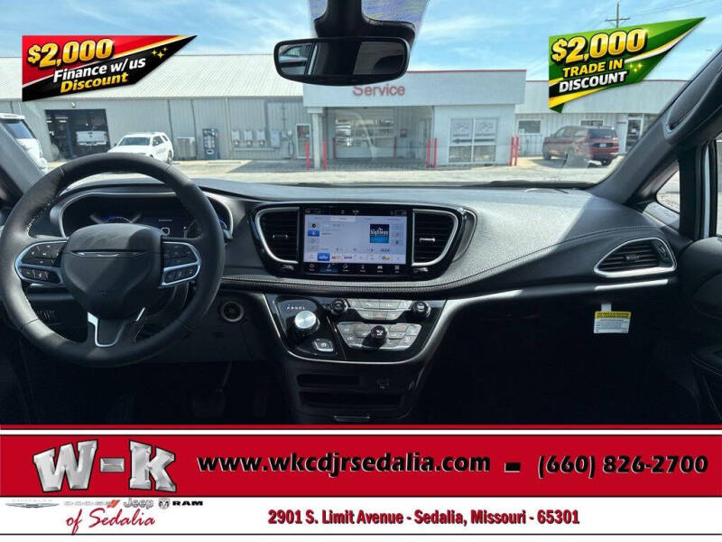 2027 Chrysler Pacifica Select