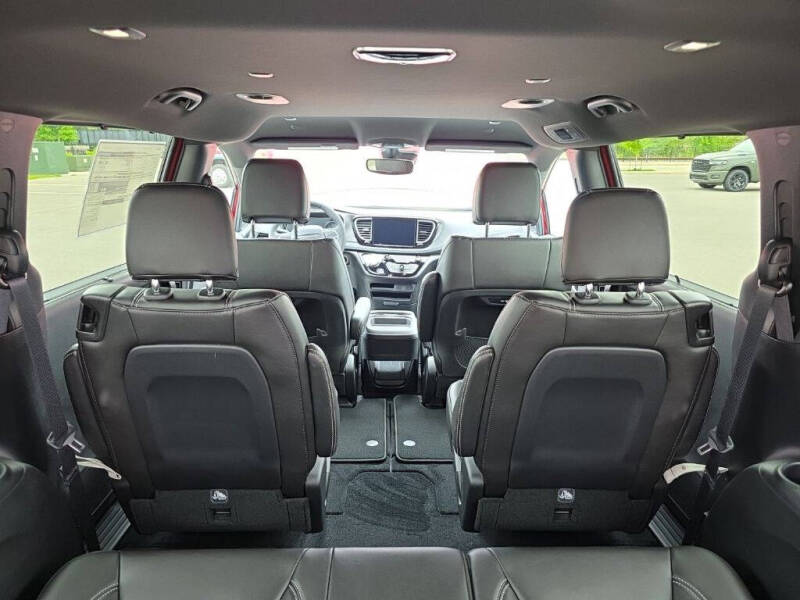 2027 Chrysler Pacifica Select