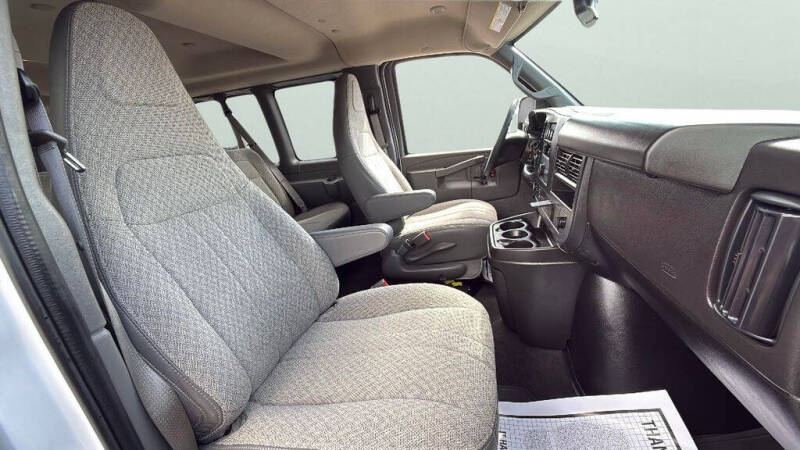 2025 Chevrolet Express LT 3500