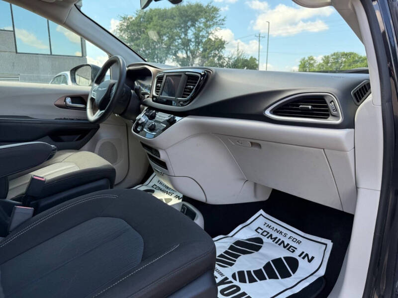 2022 Chrysler Voyager LX