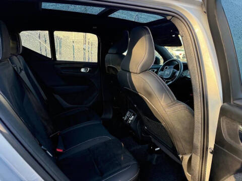 2025 Volvo XC40 B5 Plus Dark Theme