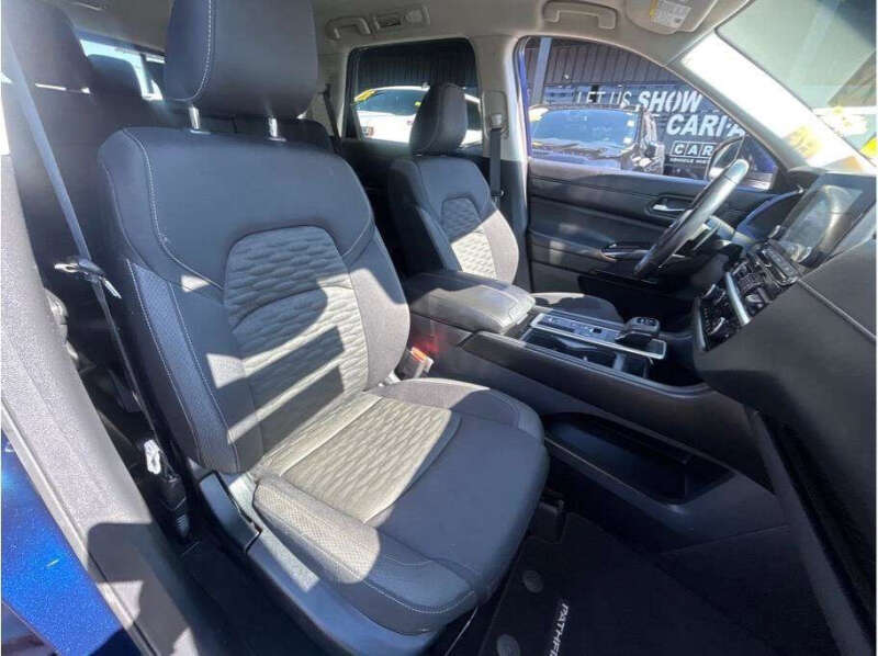 2022 Nissan Pathfinder SV