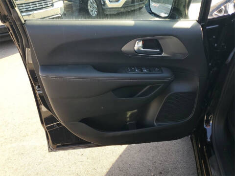 2025 Chrysler Voyager LX