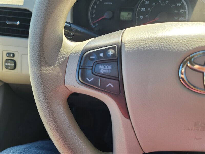 2013 Toyota Sienna LE 8-Passenger