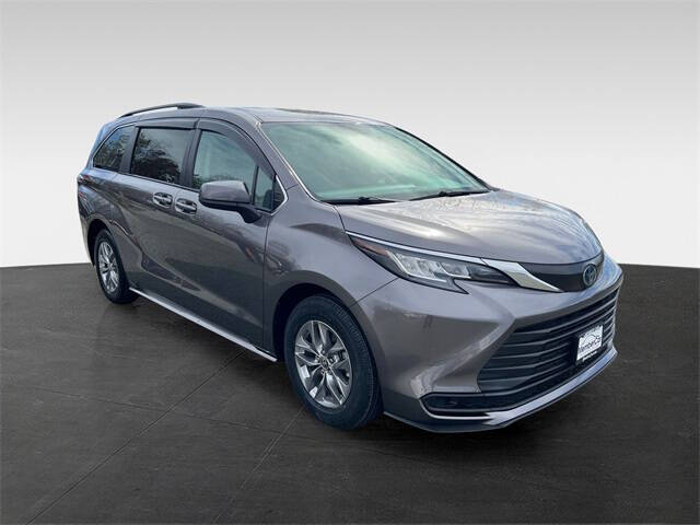 2022 Toyota Sienna LE 8-Passenger
