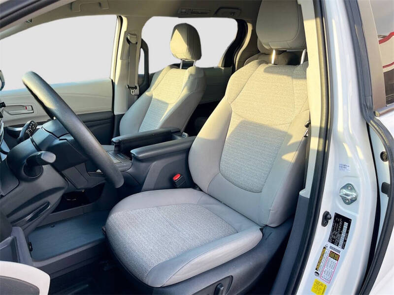 2022 Toyota Sienna LE 8-Passenger