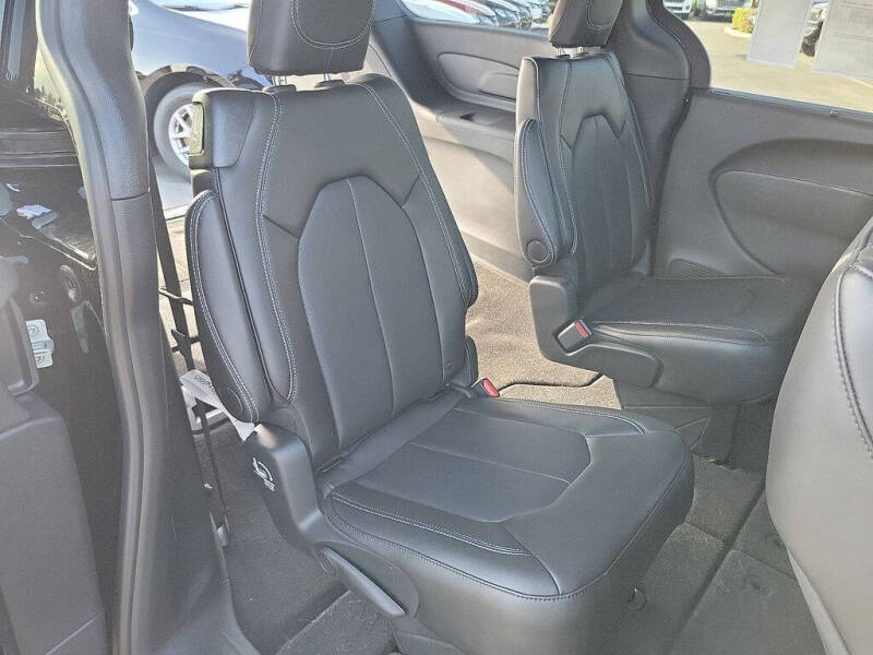 2025 Chrysler Voyager LX