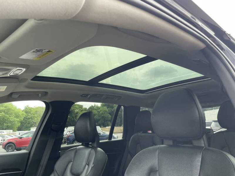 2017 Volvo XC90 T6 Momentum