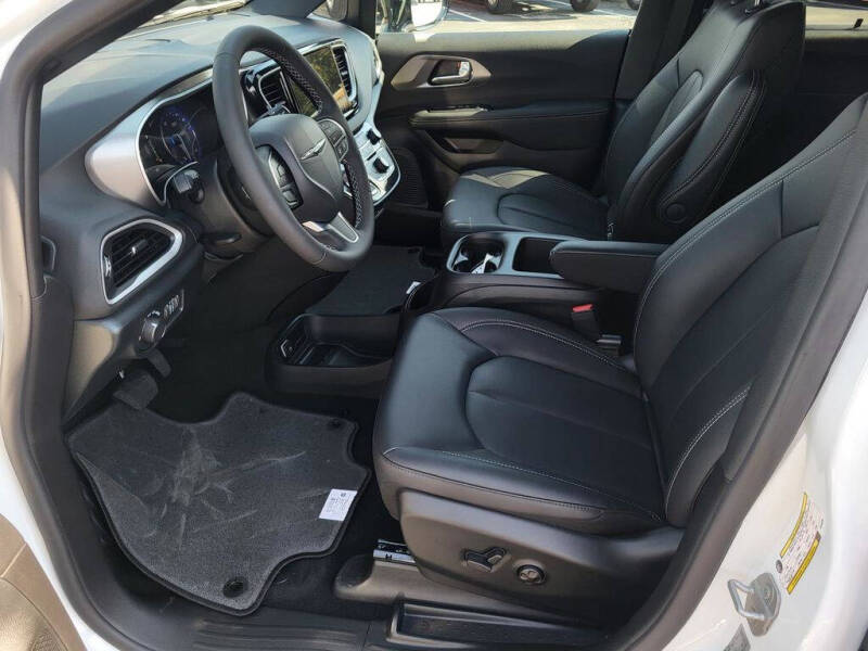 2026 Chrysler Voyager LX