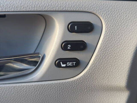 2022 Honda Pilot Touring w/Rear Captain's Chairs