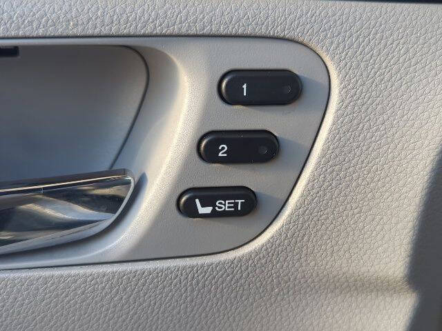 2022 Honda Pilot Touring w/Rear Captain's Chairs