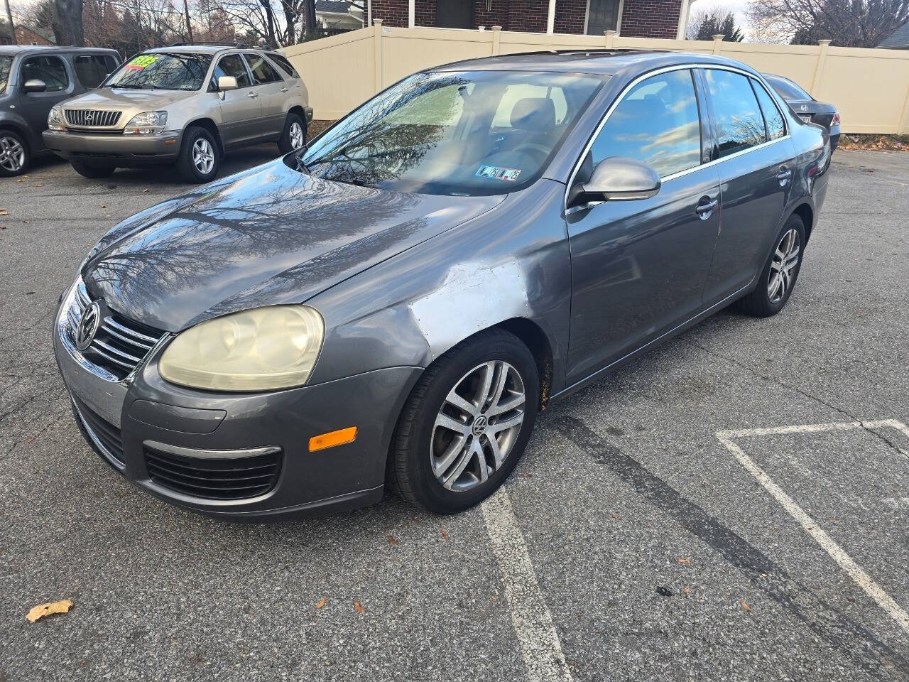 2006 Volkswagen Jetta for sale at QUEENSGATE AUTO SALES in York, PA