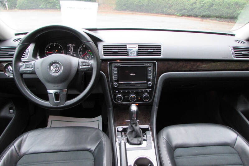 2014 Volkswagen Passat SEL Premium photo 19