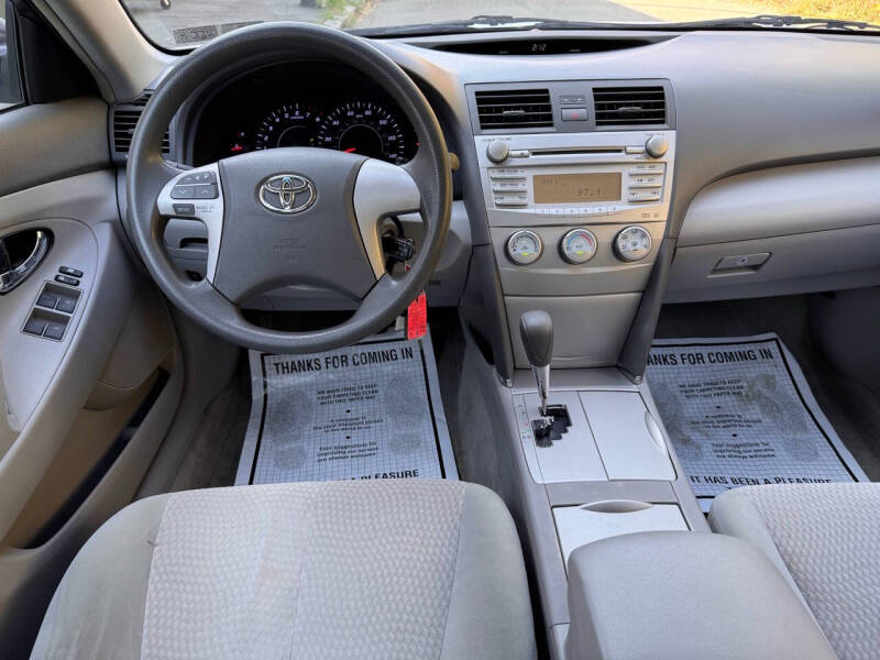 2010 Toyota Camry LE photo 19