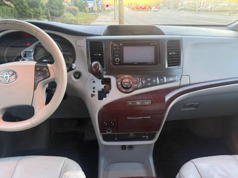 2013 Toyota Sienna XLE 8-Passenger