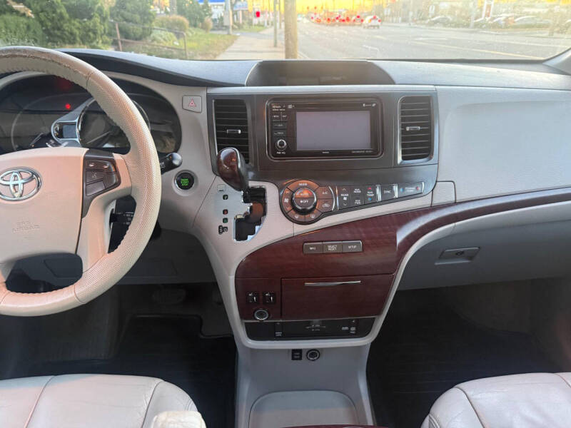 2013 Toyota Sienna XLE 8-Passenger