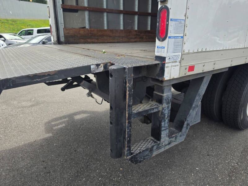 2009 Freightliner M2 106