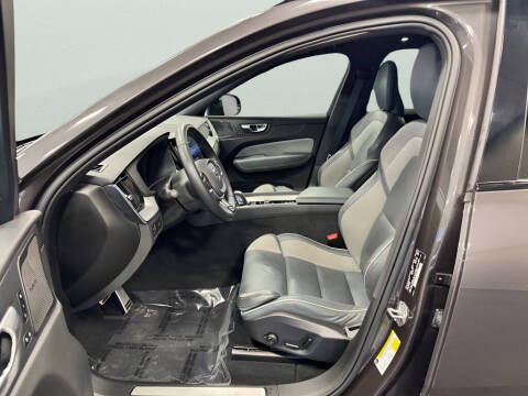 2022 Volvo XC60 B6 R-Design