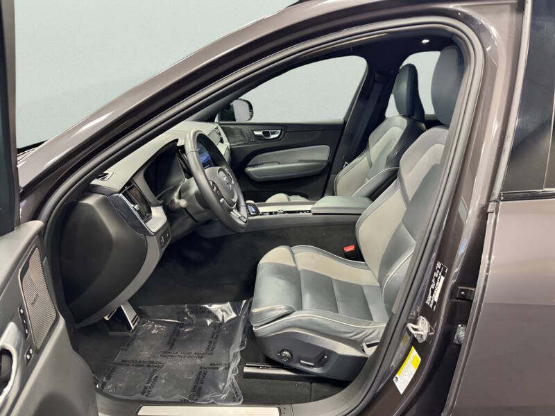 2022 Volvo XC60 B6 R-Design