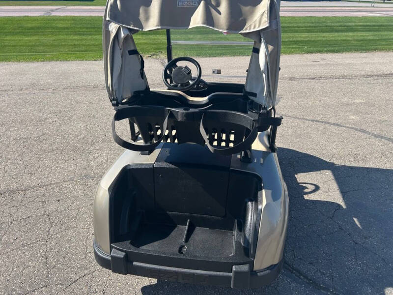 2018 E-Z-GO RXV