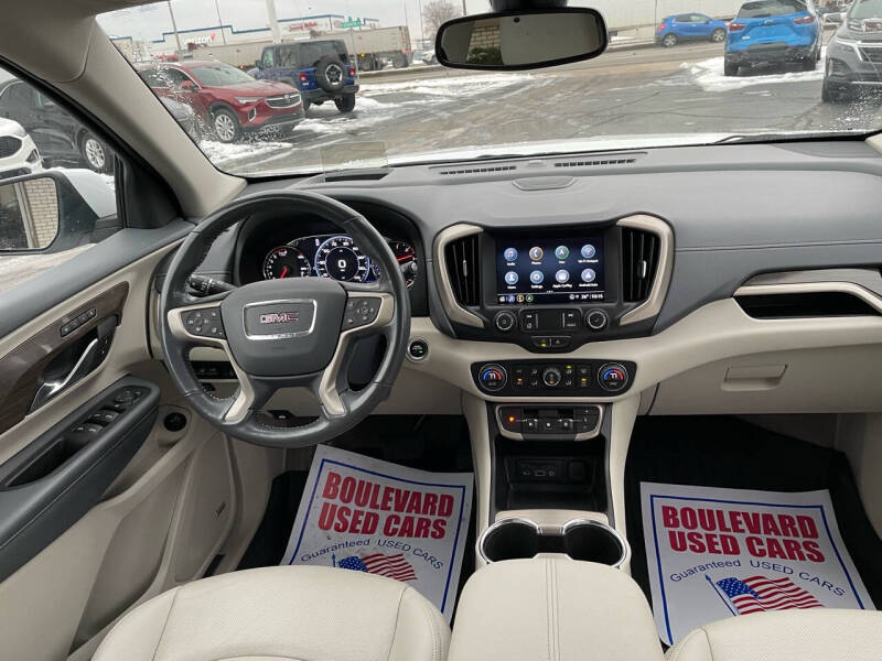 2022 GMC Terrain Denali photo 2