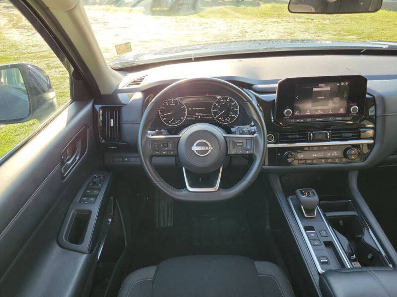 2024 Nissan Pathfinder SV