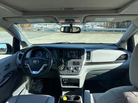 2015 Toyota Sienna XLE 7-Passenger Auto Access Seat