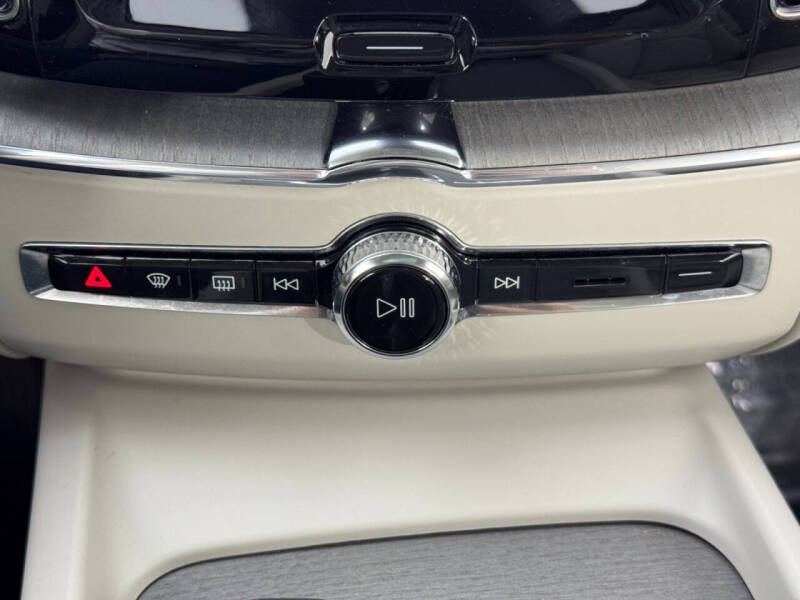 2023 Volvo XC60 B5 Plus Dark Theme