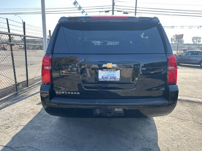 2018 Chevrolet Suburban LT photo 5